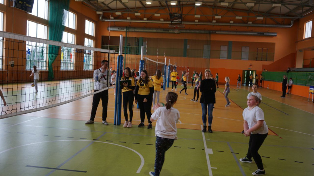 Dziewczyny z SP w Radoszycach są niepokonane w siatkówkę! [zdjęcia]