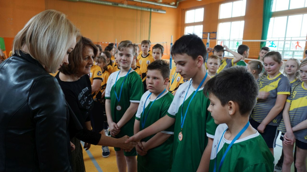 Dziewczyny z SP w Radoszycach są niepokonane w siatkówkę! [zdjęcia]
