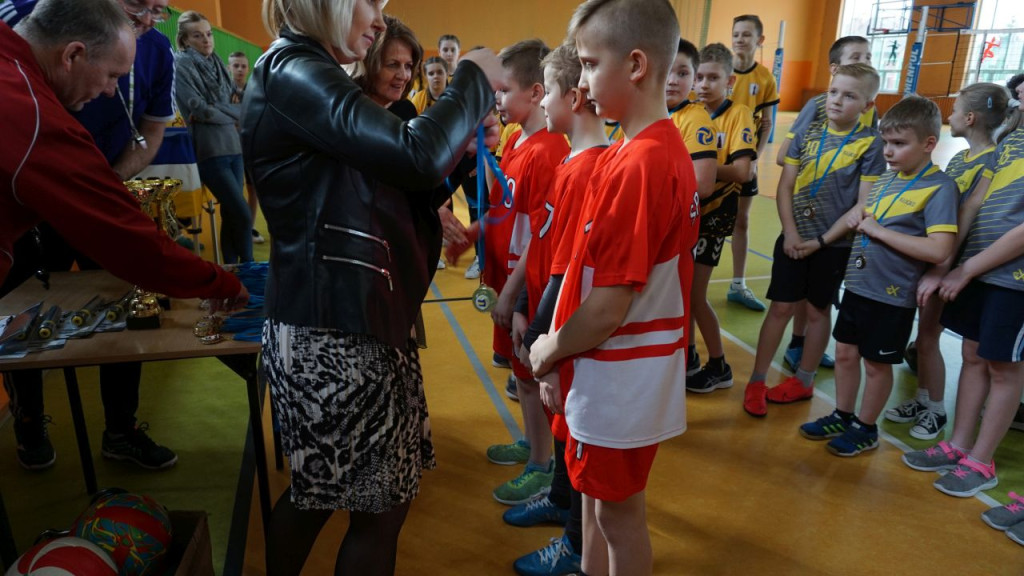 Dziewczyny z SP w Radoszycach są niepokonane w siatkówkę! [zdjęcia]