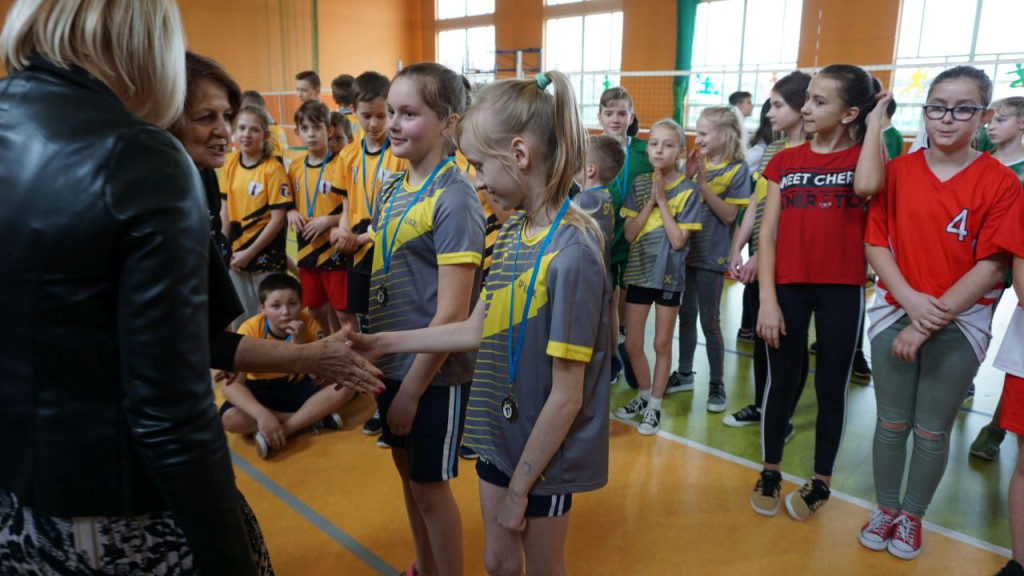 Dziewczyny z SP w Radoszycach są niepokonane w siatkówkę! [zdjęcia]
