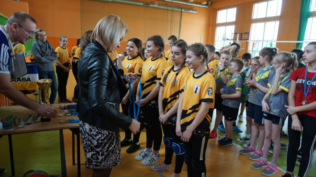 Dziewczyny z SP w Radoszycach są niepokonane w siatkówkę! [zdjęcia]