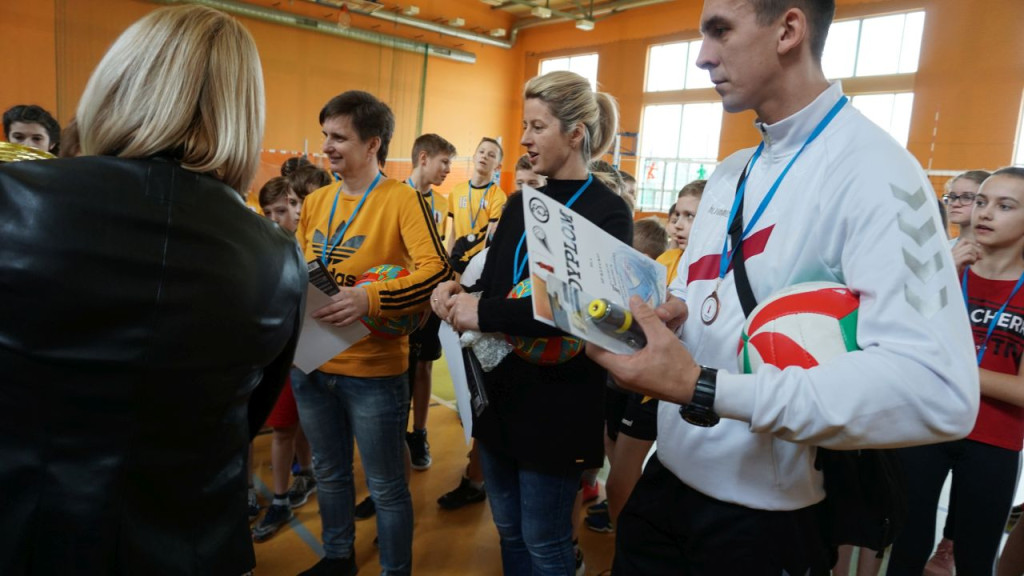 Dziewczyny z SP w Radoszycach są niepokonane w siatkówkę! [zdjęcia]