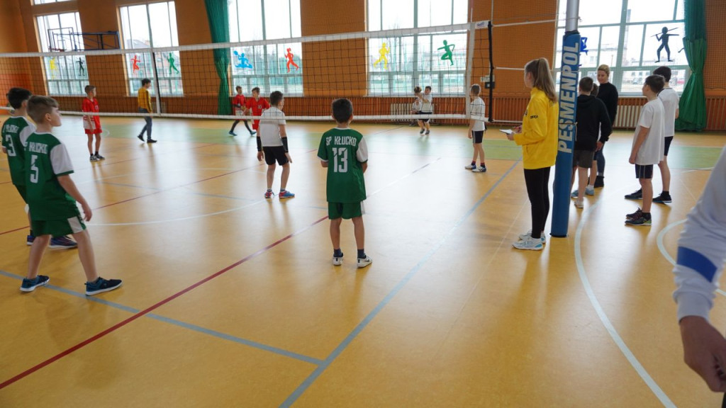 Dziewczyny z SP w Radoszycach są niepokonane w siatkówkę! [zdjęcia]