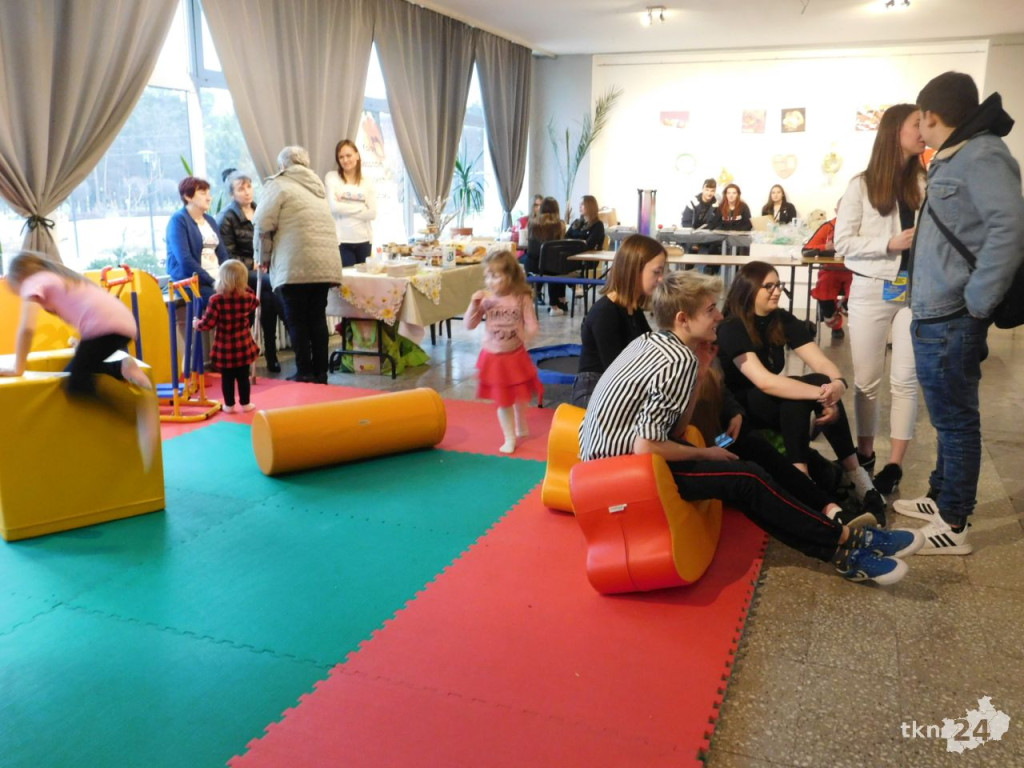 Stąporków: Na Dzień Kobiet z pomocą dla chorego Kacperka [wideo, zdjęcia]