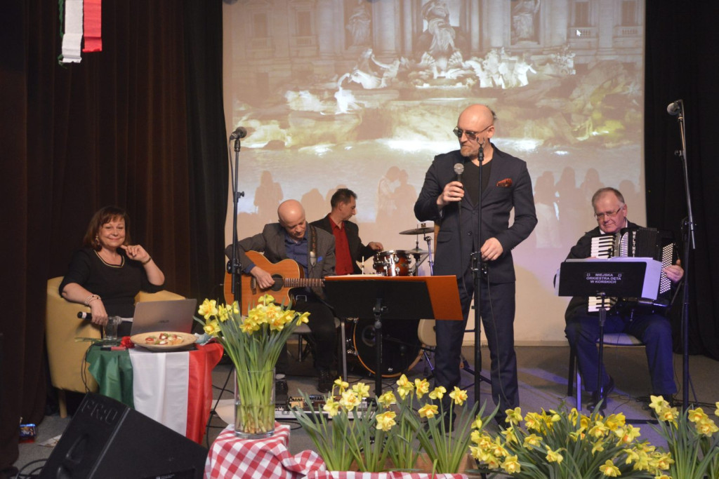 Po włosku na Dzień Kobiet w Domu Kultury w Końskich [wideo, zdjęcia]