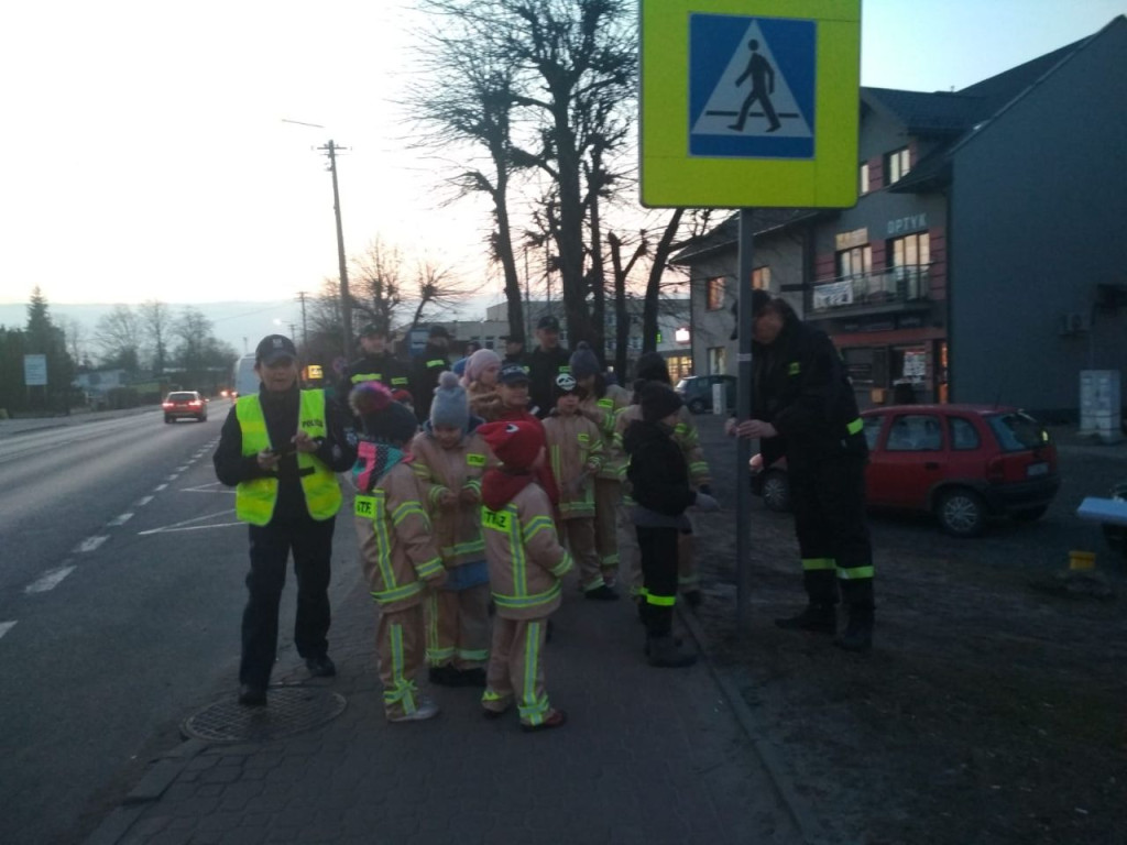 `Poczęstuj się odblaskiem` idąc ulicami Stąporkowa! Startuje ciekawa akcja [zdjęcia]