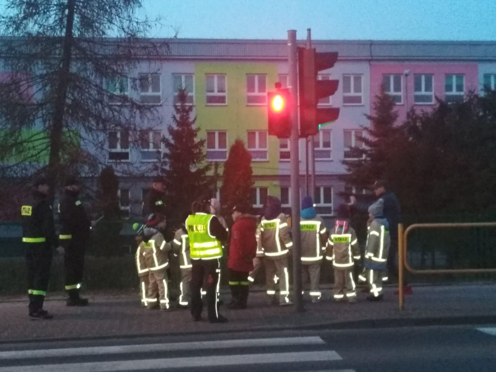 `Poczęstuj się odblaskiem` idąc ulicami Stąporkowa! Startuje ciekawa akcja [zdjęcia]