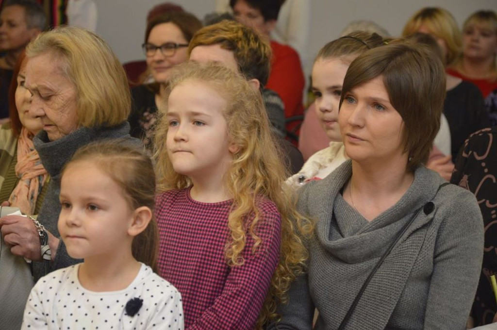 `Korniczanka` i artyści z MGDK wystąpili w Kornicy z okazji Dnia Kobiet [wideo, zdjęcia]