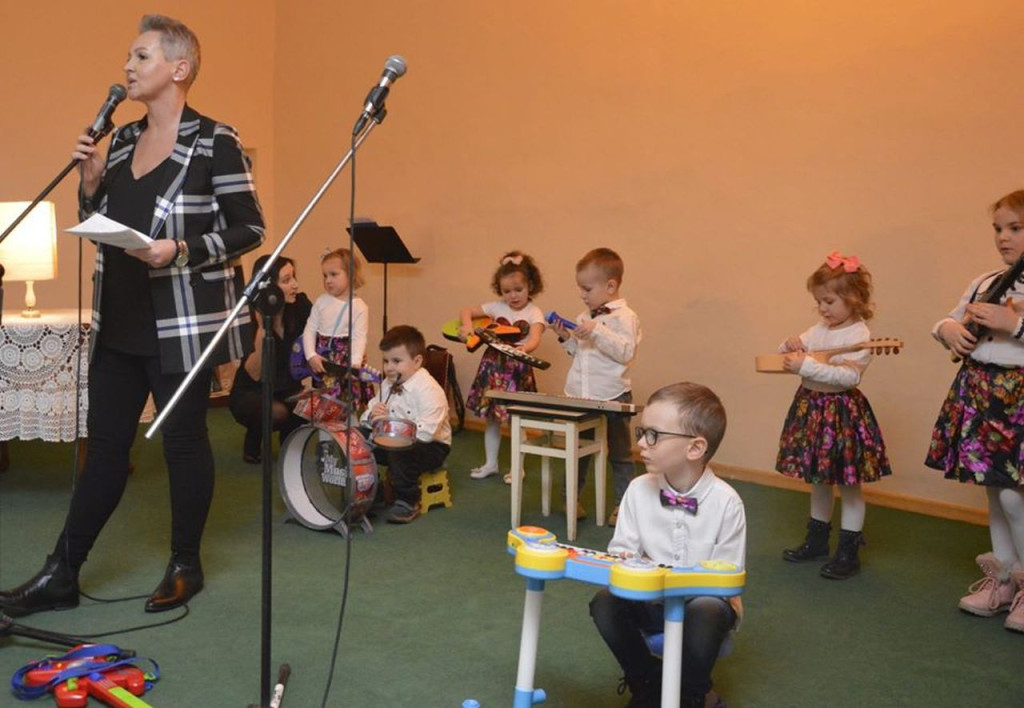 Dzień Kobiet w Rogowie z regionalnymi artystami oraz celem charytatywnym [zdjęcia]