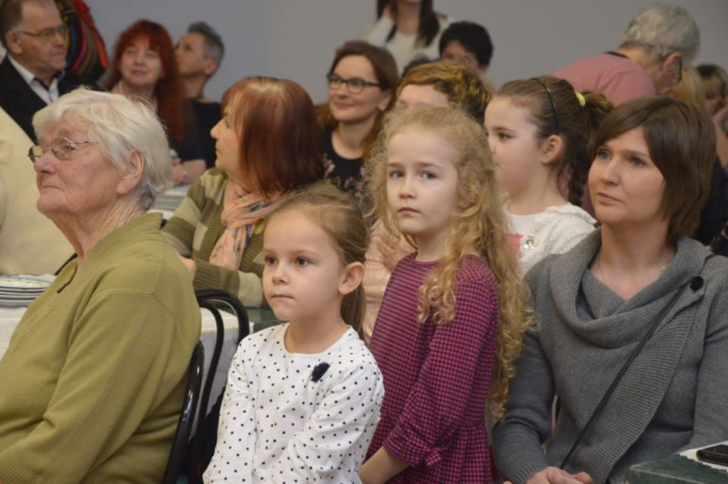 `Korniczanka` i artyści z MGDK wystąpili w Kornicy z okazji Dnia Kobiet [wideo, zdjęcia]