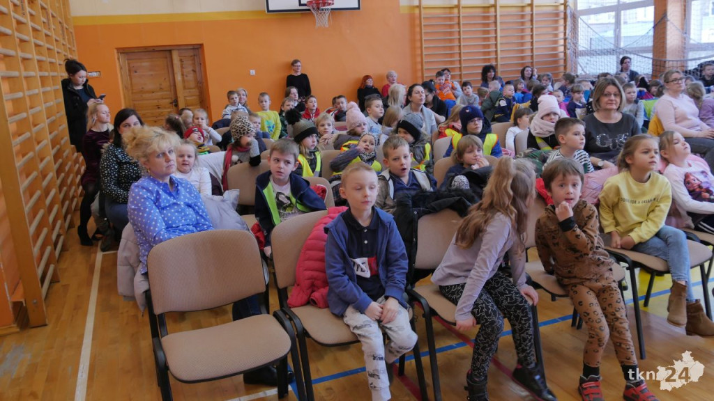 Trzecioklasiści wystąpili dla przedszkolaków z okazji dnia dentysty [wideo, zdjęcia]