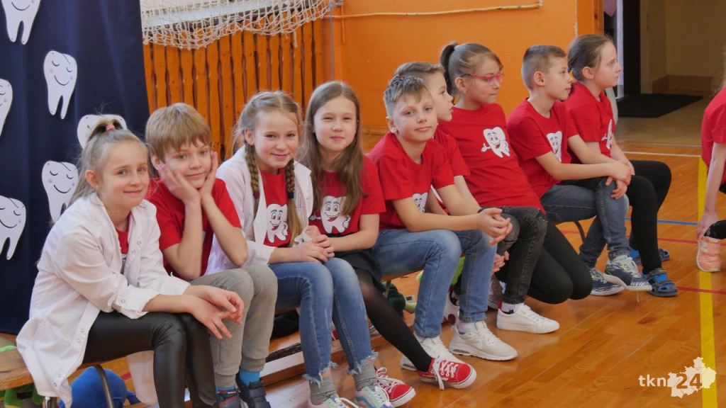 Trzecioklasiści wystąpili dla przedszkolaków z okazji dnia dentysty [wideo, zdjęcia]