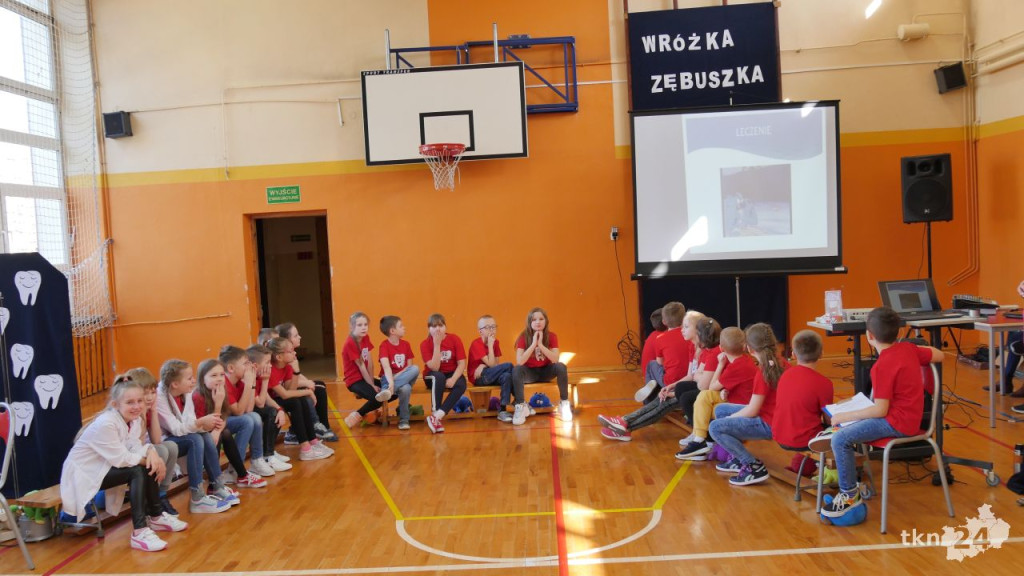 Trzecioklasiści wystąpili dla przedszkolaków z okazji dnia dentysty [wideo, zdjęcia]
