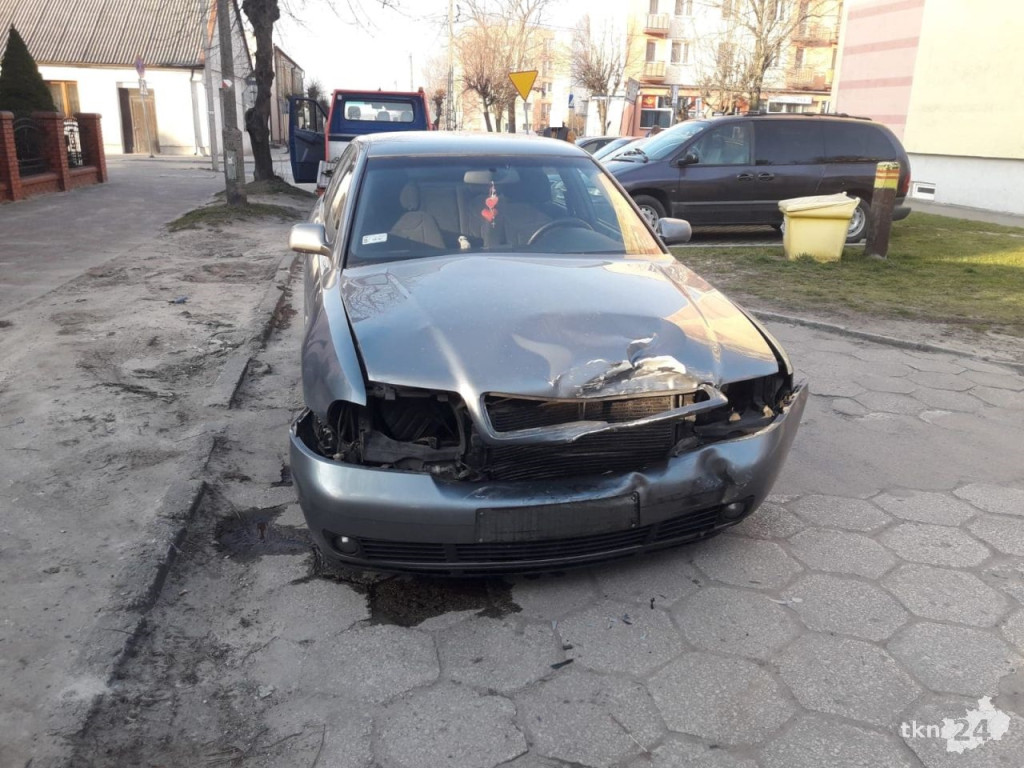 Kolizja na skrzyżowaniu w Końskich. Kierowca nie ustąpił pierwszeństwa [zdjęcia]