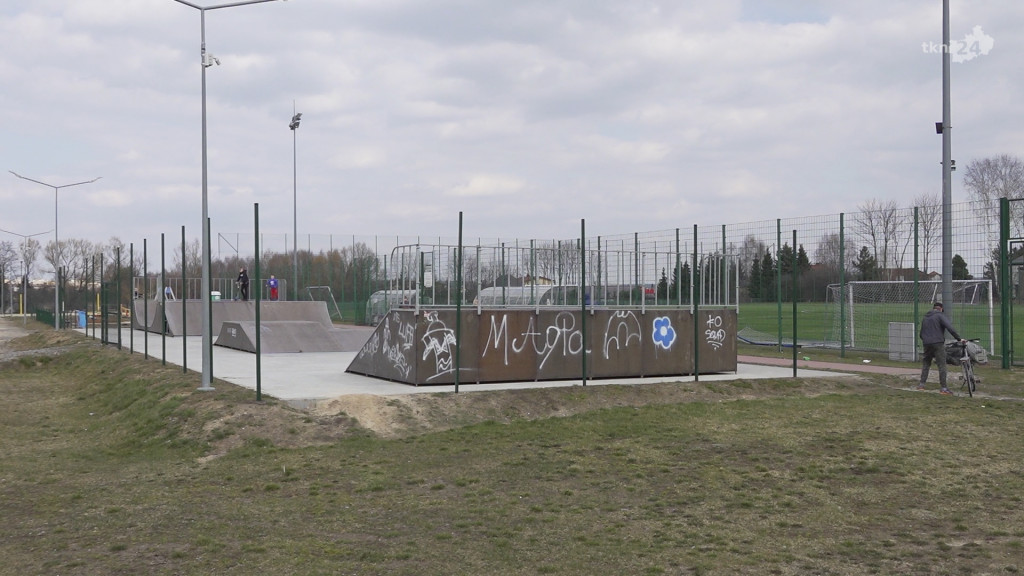 Place zabaw w Końskich pozamykane... ale czy na pewno? [wideo, zdjęcia]