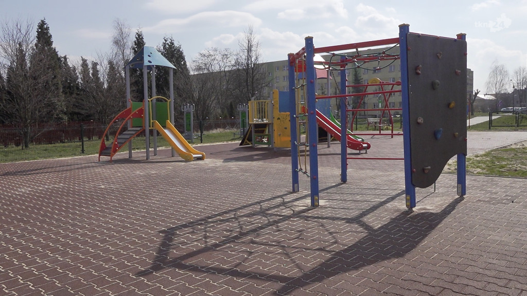 Place zabaw w Końskich pozamykane... ale czy na pewno? [wideo, zdjęcia]