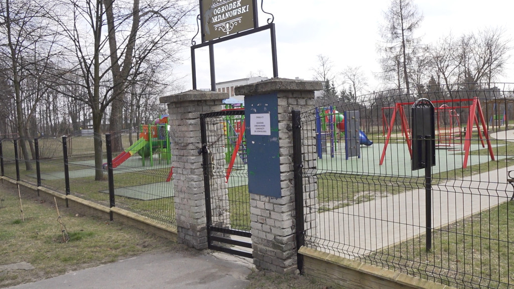 Place zabaw w Końskich pozamykane... ale czy na pewno? [wideo, zdjęcia]