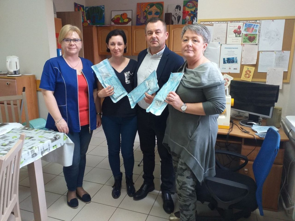 `Wszechnica Konecka` szyje maseczki ochronne dla potrzebujących [zdjęcia]