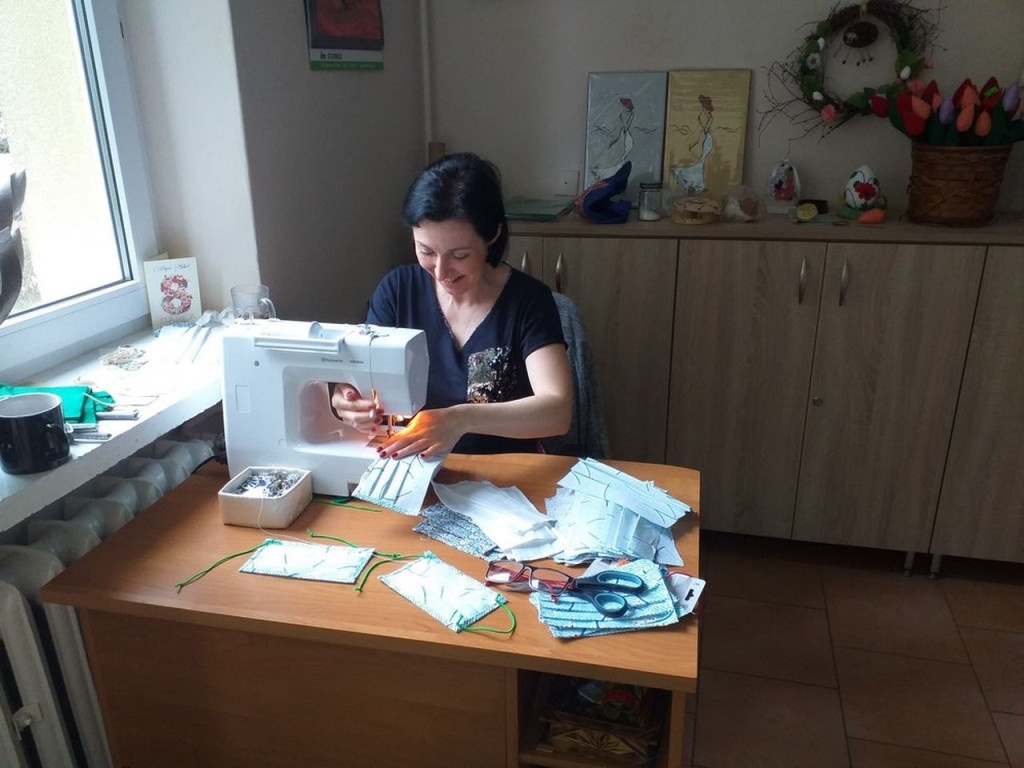 `Wszechnica Konecka` szyje maseczki ochronne dla potrzebujących [zdjęcia]