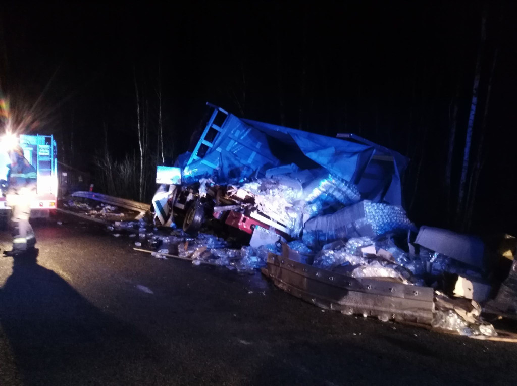 Groźnie wyglądająca kolizja i jedna osoba w szpitalu [zdjęcia]