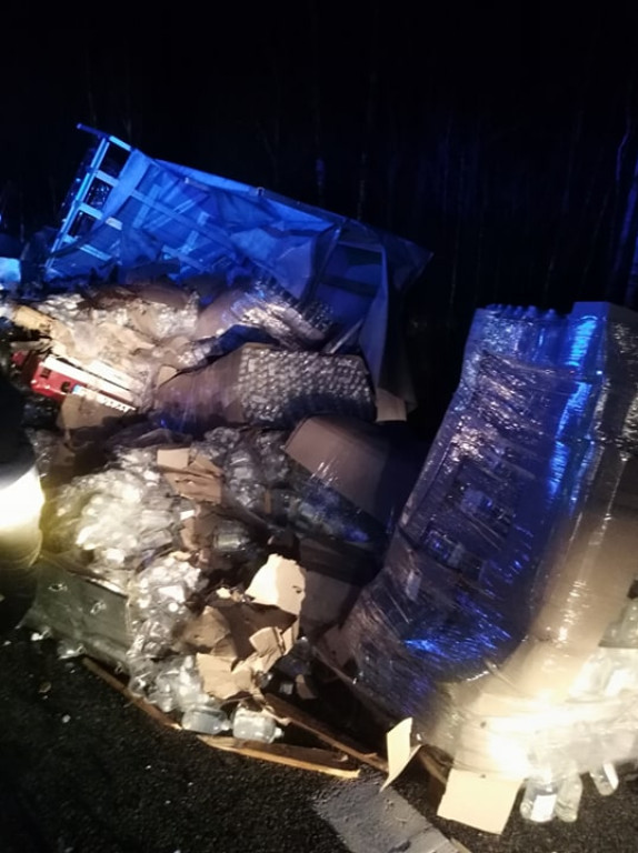 Groźnie wyglądająca kolizja i jedna osoba w szpitalu [zdjęcia]