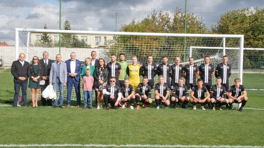 Mimo braku rozgrywek dbają o boisko w Gowarczowie [zdjęcia]