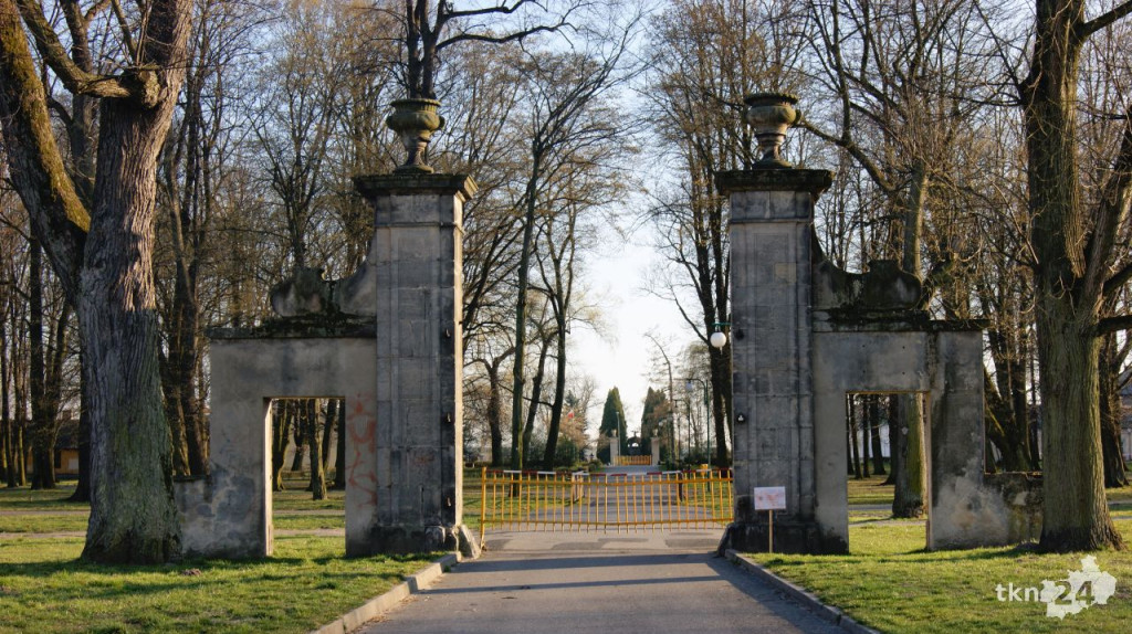 Zamknięty i pusty Park Miejski. Zobaczcie zdjęcia z Końskich [fotogaleria]