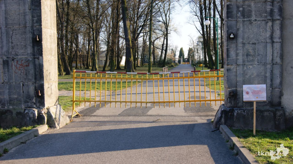 Zamknięty i pusty Park Miejski. Zobaczcie zdjęcia z Końskich [fotogaleria]