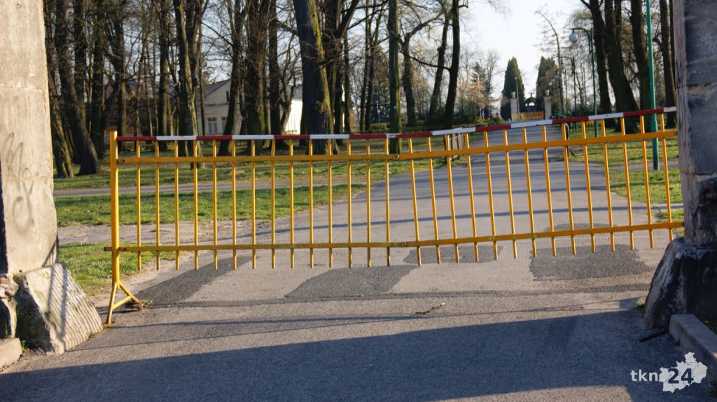 Zamknięty i pusty Park Miejski. Zobaczcie zdjęcia z Końskich [fotogaleria]