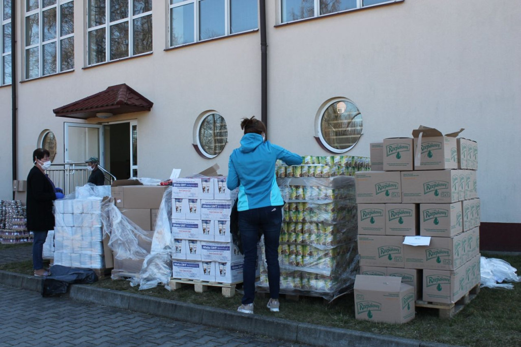 Żołnierze dostarczyli 7 ton żywności potrzebującym z gminy Smyków [zdjęcia]