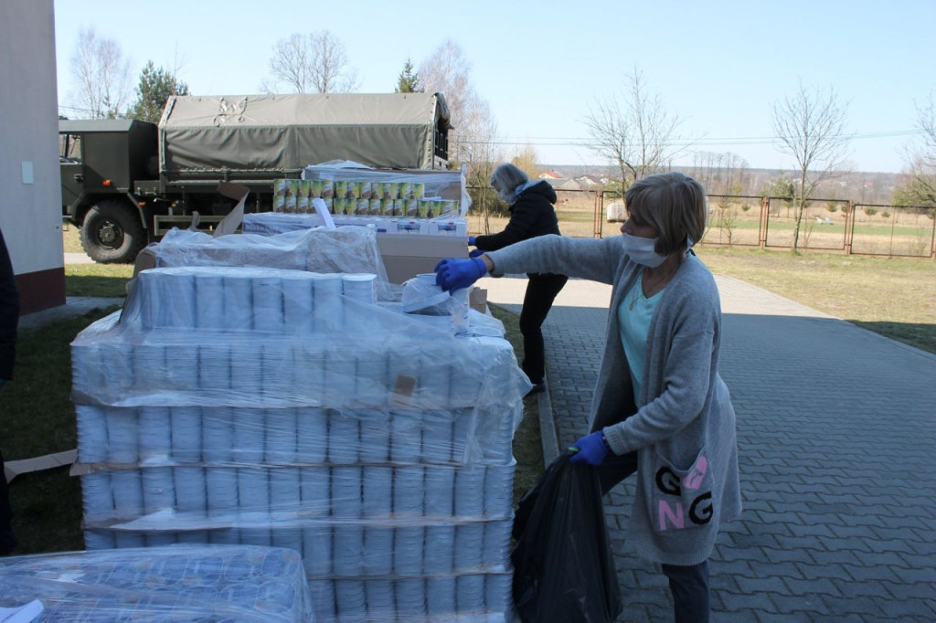 Żołnierze dostarczyli 7 ton żywności potrzebującym z gminy Smyków [zdjęcia]