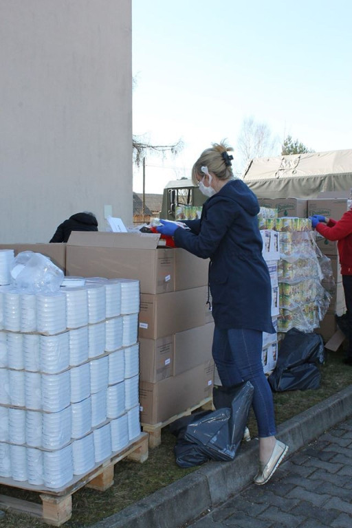 Żołnierze dostarczyli 7 ton żywności potrzebującym z gminy Smyków [zdjęcia]