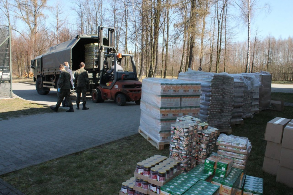 Żołnierze dostarczyli 7 ton żywności potrzebującym z gminy Smyków [zdjęcia]