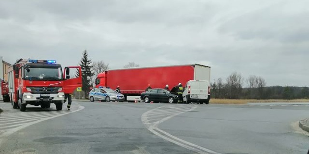Wypadek w Stąporkowie. Jedna osoba ranna [zdjęcia]