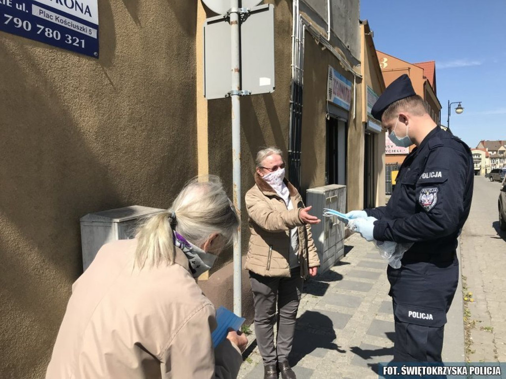 Policjanci rozdawali maseczki potrzebującym! [zdjęcia]