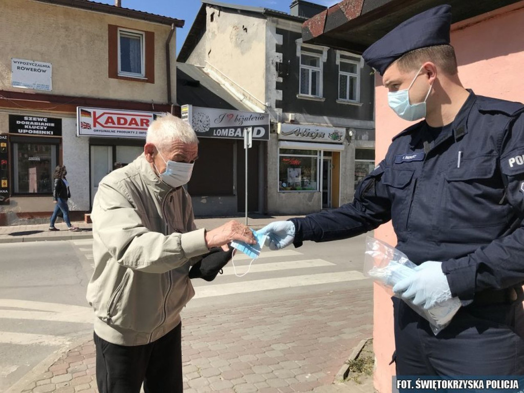 Policjanci rozdawali maseczki potrzebującym! [zdjęcia]