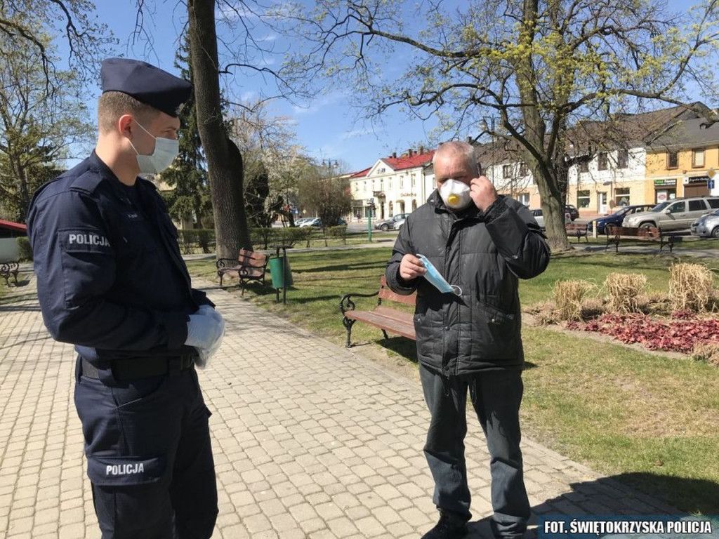 Policjanci rozdawali maseczki potrzebującym! [zdjęcia]
