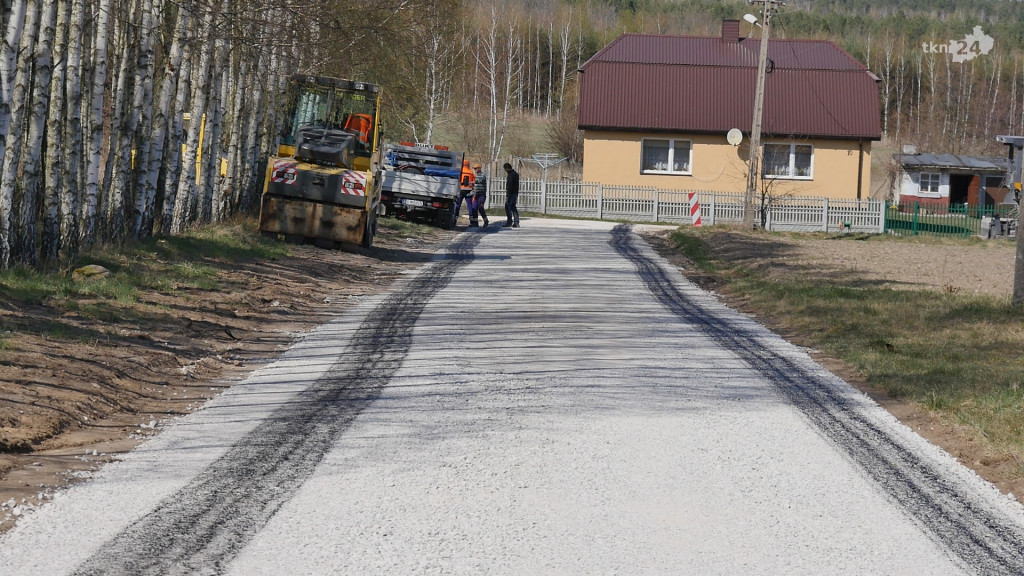 Prace nad drogą w Brzeźnicy zmierzają ku końcowi [wideo, zdjęcia]