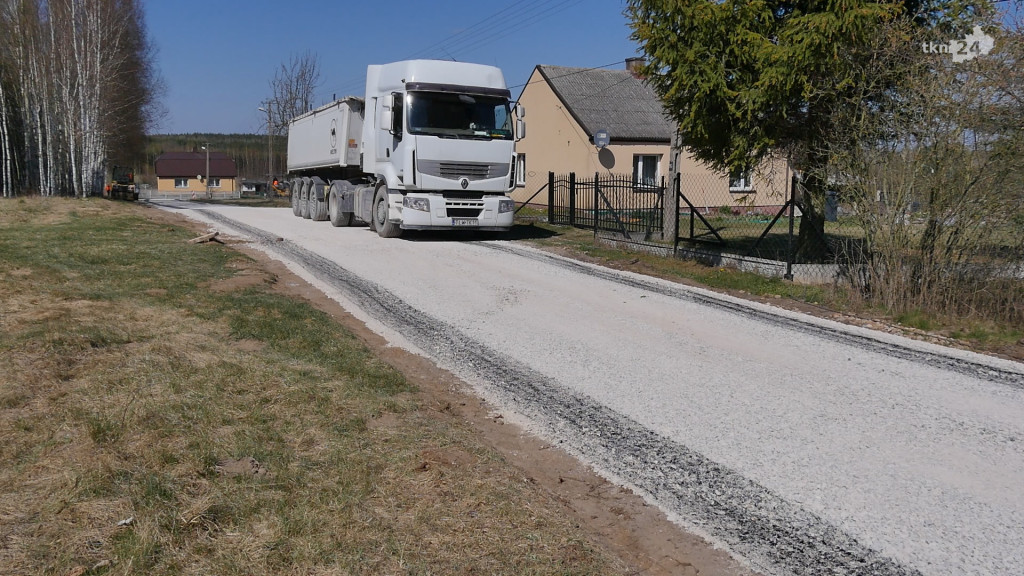 Prace nad drogą w Brzeźnicy zmierzają ku końcowi [wideo, zdjęcia]