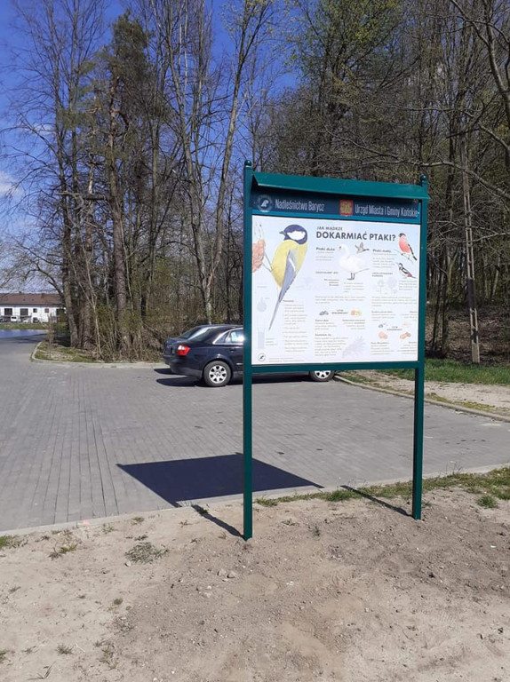 `Jak mądrze dokarmiać ptaki?` Postawiono tablice informacyjne