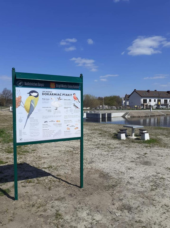 `Jak mądrze dokarmiać ptaki?` Postawiono tablice informacyjne