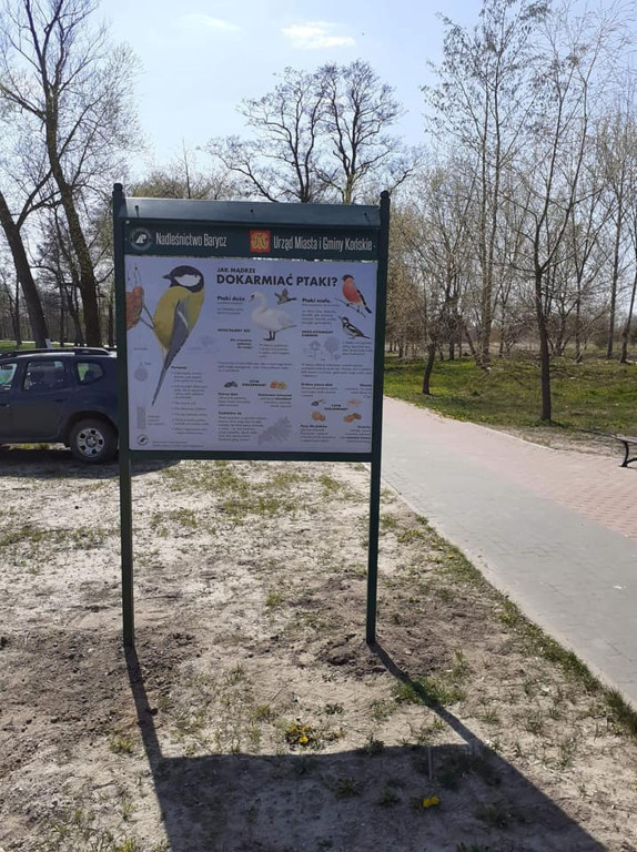 `Jak mądrze dokarmiać ptaki?` Postawiono tablice informacyjne