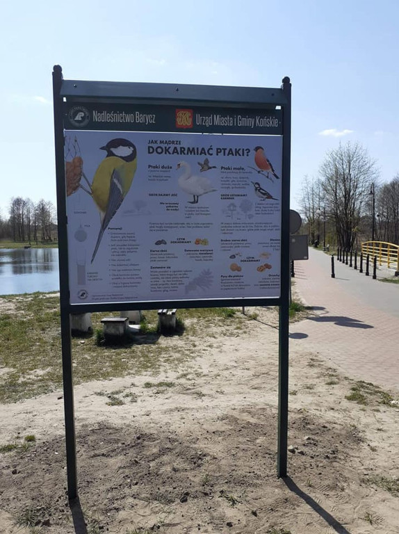 `Jak mądrze dokarmiać ptaki?` Postawiono tablice informacyjne