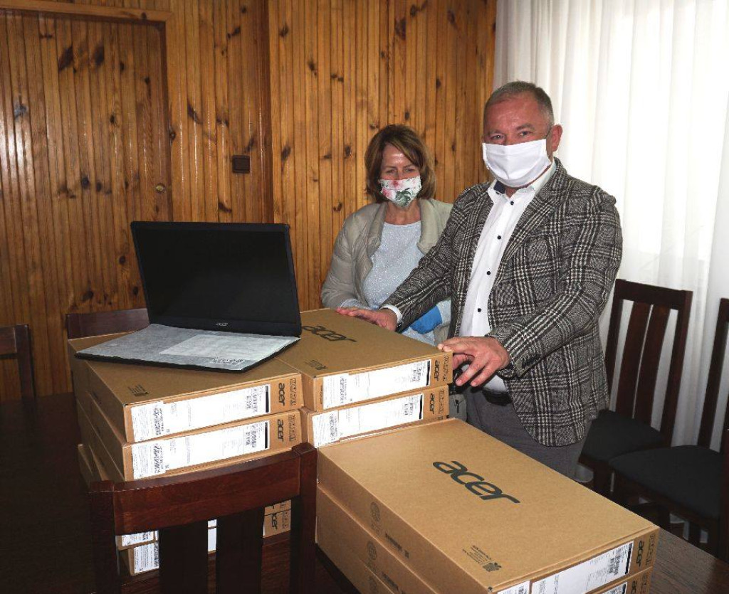 Radoszyce: 27 laptopów do zdalnego nauczania trafiło do szkół