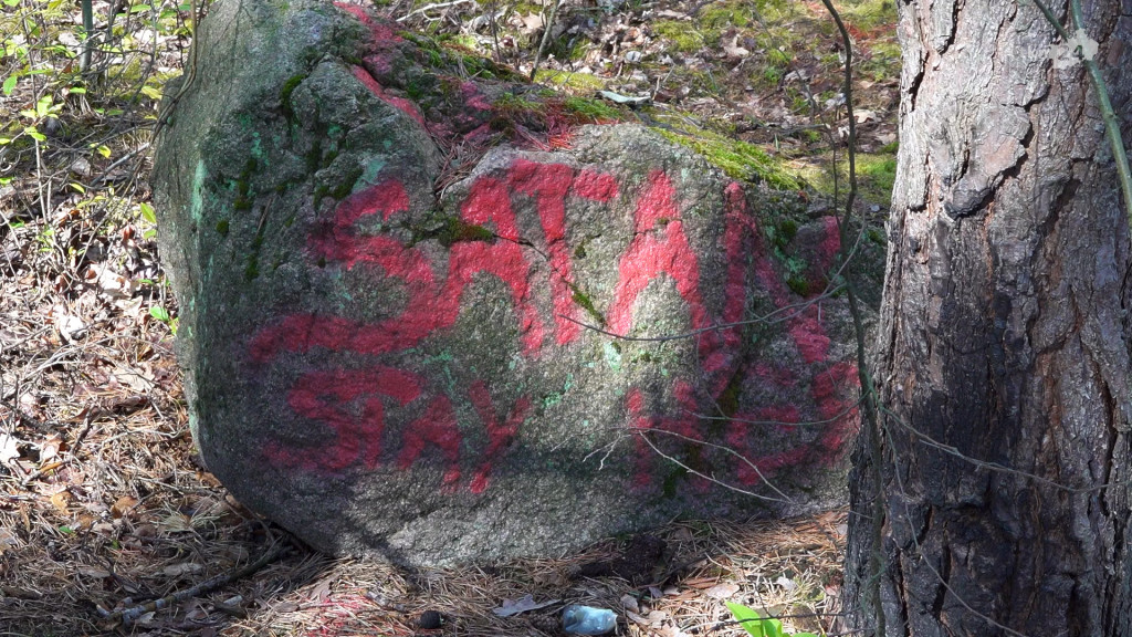 Sataniści działają w gminie Końskie? Odkryto niepokojące miejsce [zdjęcia, wideo] AKTUALIZACJA
