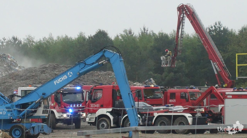WIDEO: Pożar składowiska w Fałkowie. Kiedy skończy się koszmar mieszkańców? [fotogaleria]