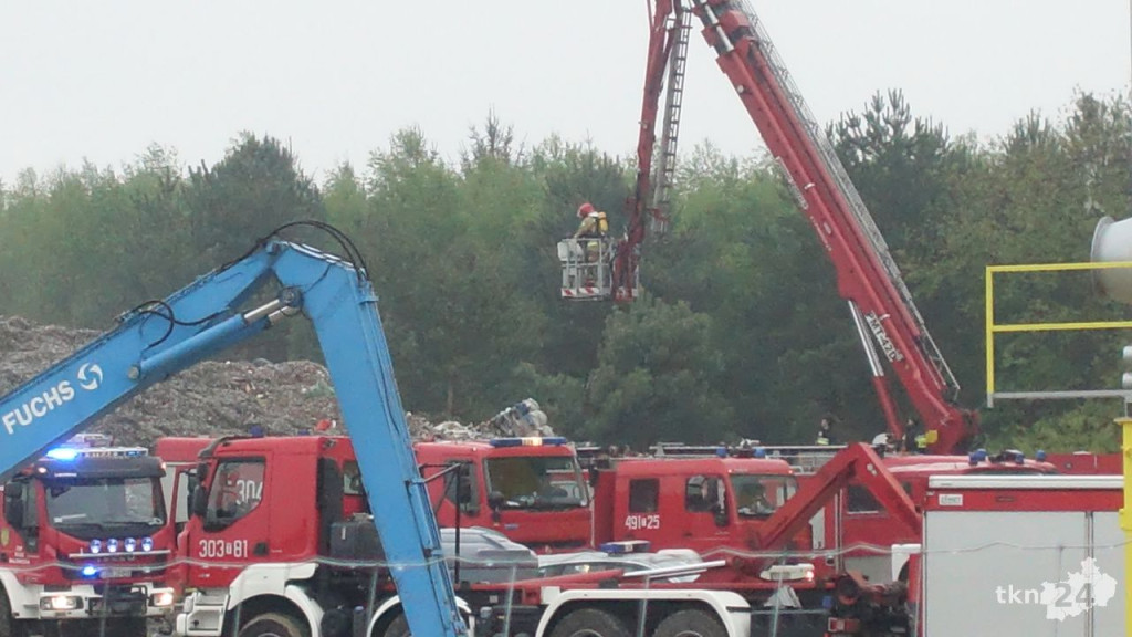 WIDEO: Pożar składowiska w Fałkowie. Kiedy skończy się koszmar mieszkańców? [fotogaleria]