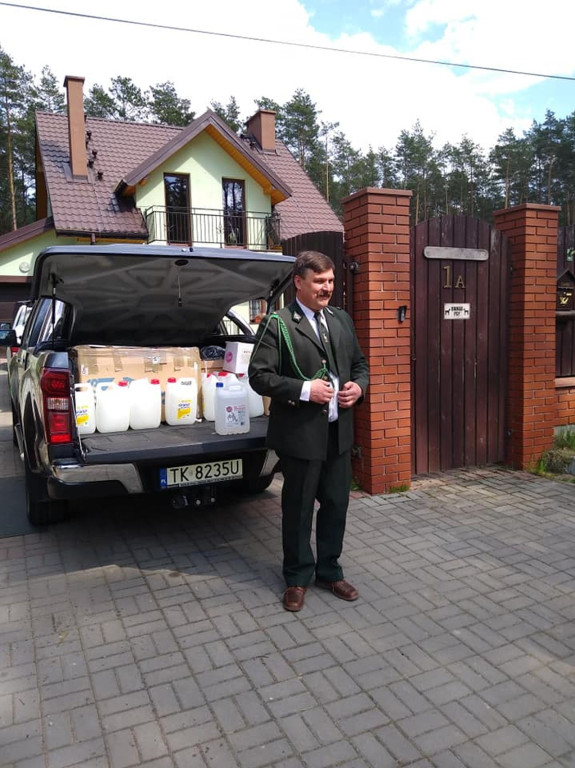 Koło łowieckie `LIS` wsparło strażaków ochotników i policjantów w walce z epidemią [zdjęcia]