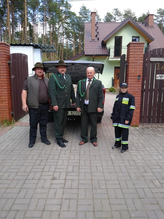 Koło łowieckie `LIS` wsparło strażaków ochotników i policjantów w walce z epidemią [zdjęcia]