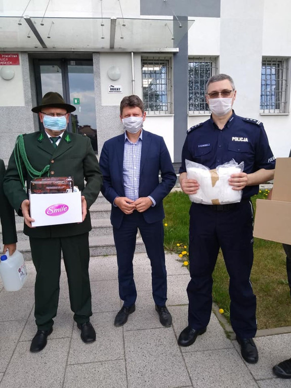 Koło łowieckie `LIS` wsparło strażaków ochotników i policjantów w walce z epidemią [zdjęcia]
